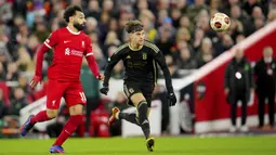 Pemain Liverpool, Mohamed Salah (kiri) berebut bola dengan pemain Sparta Praha,Veljko Birmancevic pada laga leg kedua 16 besar Liga Europa 2023/2024 di Anfield, Liverpool, Inggris, Jumat (15/03/2024). (AP Photo/Jon Super)