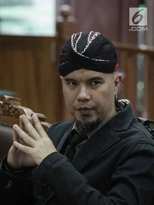 Ekspresi Ahmad Dhani saat menjalani sidang lanjutan kasus ujaran kebencian (Hate Speech) di media sosial Twitter di Pengadilan Negeri Jakarta Selatan, Senin (30/4). Sidang tersebut beragendakan tanggapan Jaksa penuntut umum. (Liputan6.com/Faizal Fanani)