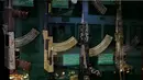  Sejumlah senjata laras panjang yang telah dihias dipamerkan di Museum Narkoba, di markas Departemen Pertahanan di Meksiko, (14/10). Museum narkoba ini memamerkan senjata api yang digunakan oleh para pengedar narkoba. (REUTERS/Henry Romero)