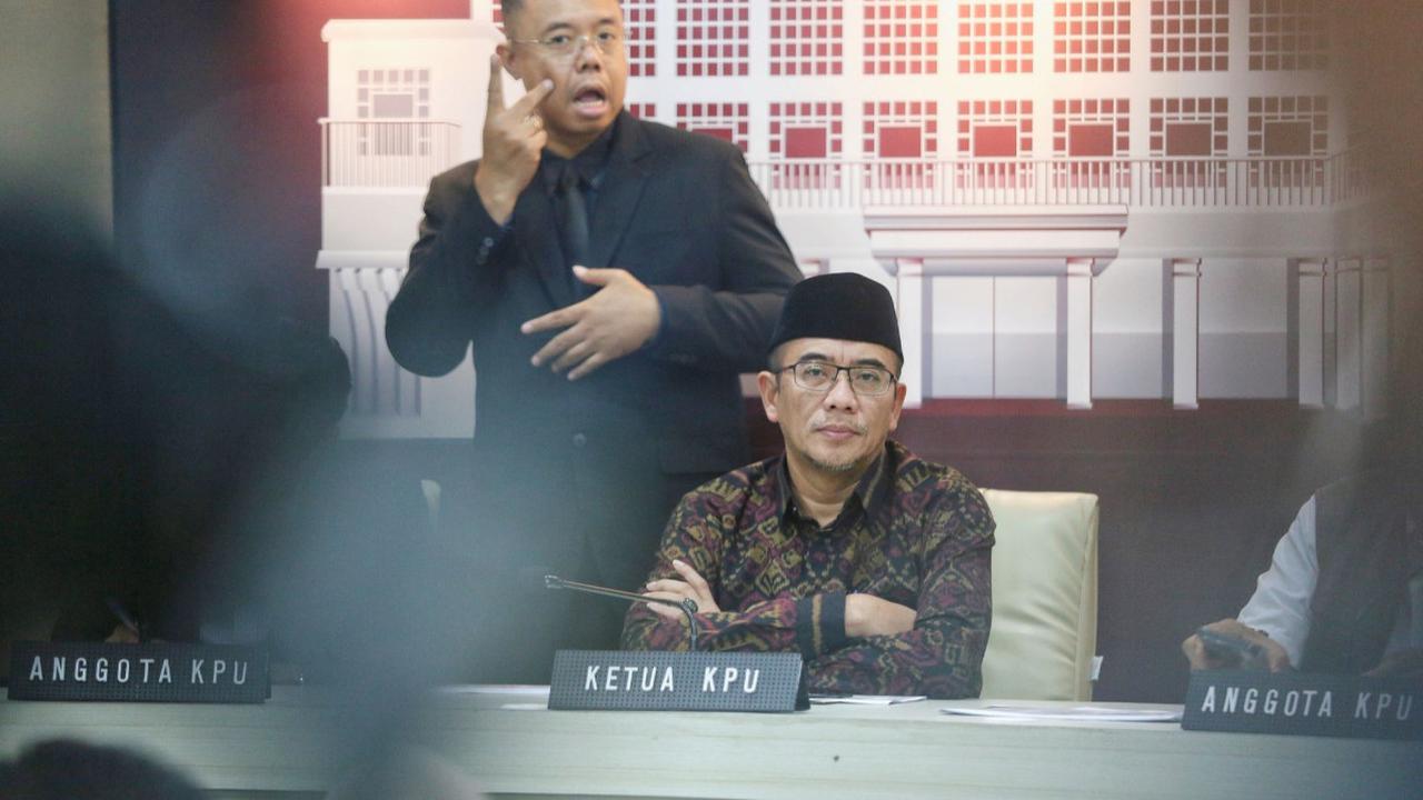 "Kami ini di KPU masih manusia-manusia biasa yang sangat mungkin salah, tapi kami pastikan kalau salah-salah akan kami koreksi,"&nbsp;ujar Hasyim Asy'ari saat jumpa pers di kantor KPU RI, Jalan Imam Bonjol Jakarta Pusat, Kamis (15/2).