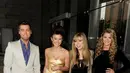 Mengenakan dress batik di acara American Music Awards 2010.(Brilio.net)