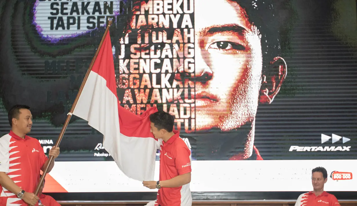 Setelah mencapai prestasi ditambah dukungan dari berbagai pihak akhirnya pebalap Indonesia, Rio Haryanto berhasil menjadi orang Indonesia pertama yang berlaga pada ajang F1. (Bola.com/Vitalis Yogi Trisna)