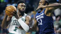 Penggawa Boston Celtics Jaylen Brown (kiri) dijaga bintang Minnesota Timberwolves Andrew Wiggins pada laga NBA di TD Garden, Jumat (5/1/2018) atau Sabtu (6/1/2018) WIB. (AP Photo/Michael Dwyer)