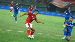 Pada awal babak pertama, Timnas Indonesia masih kesulitan untuk mengembangkan serangan. Sementara itu, Kuwait mencoba untuk memegang kendali permainan dan beberapa kali menebar ancaman mematikan. Tuan rumah bahkan mampu mencetak gol terlebih dahulu pada menit ke-40 melalui tandukan Yousef Alsulaiman usai berhasil memanfaatkan umpan silang dari Bader Al Motawaa. (Dok. PSSI)