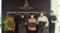 Serah terima sertifikat Akta Jual Beli Apartemen Borneo Bay Residences kepada penghuni. Dok