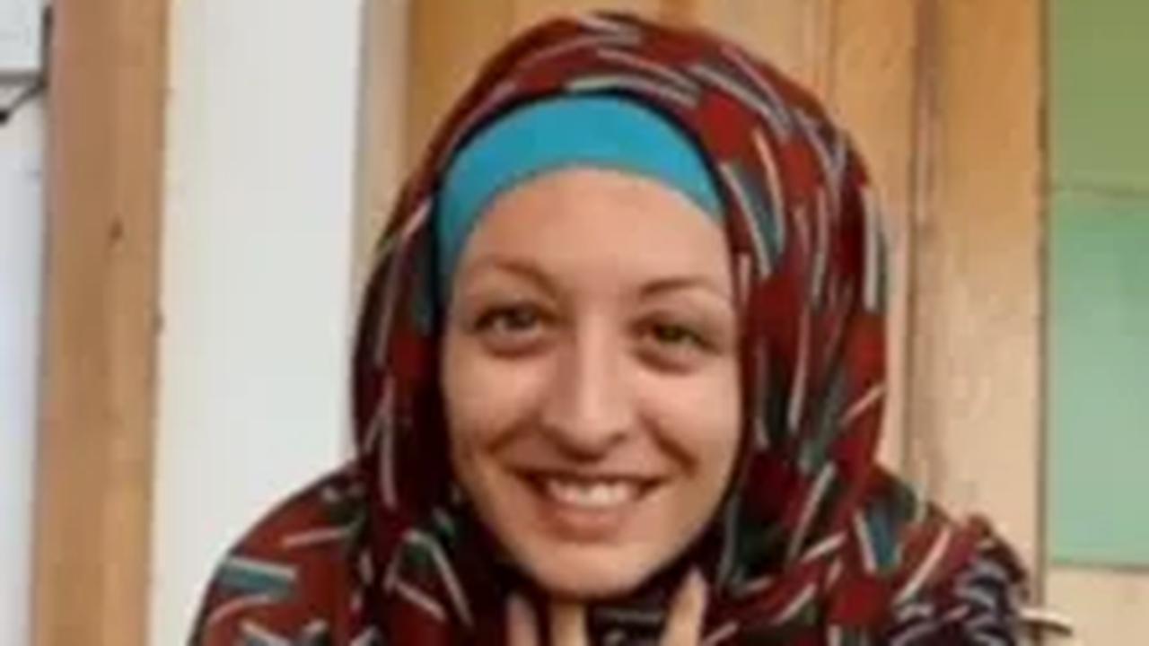 Cantiknya Potret Melissa Asal Prancis Mengenakan Hijab Ikut Maulid Nabi dengan Sang Suami di Masjid
