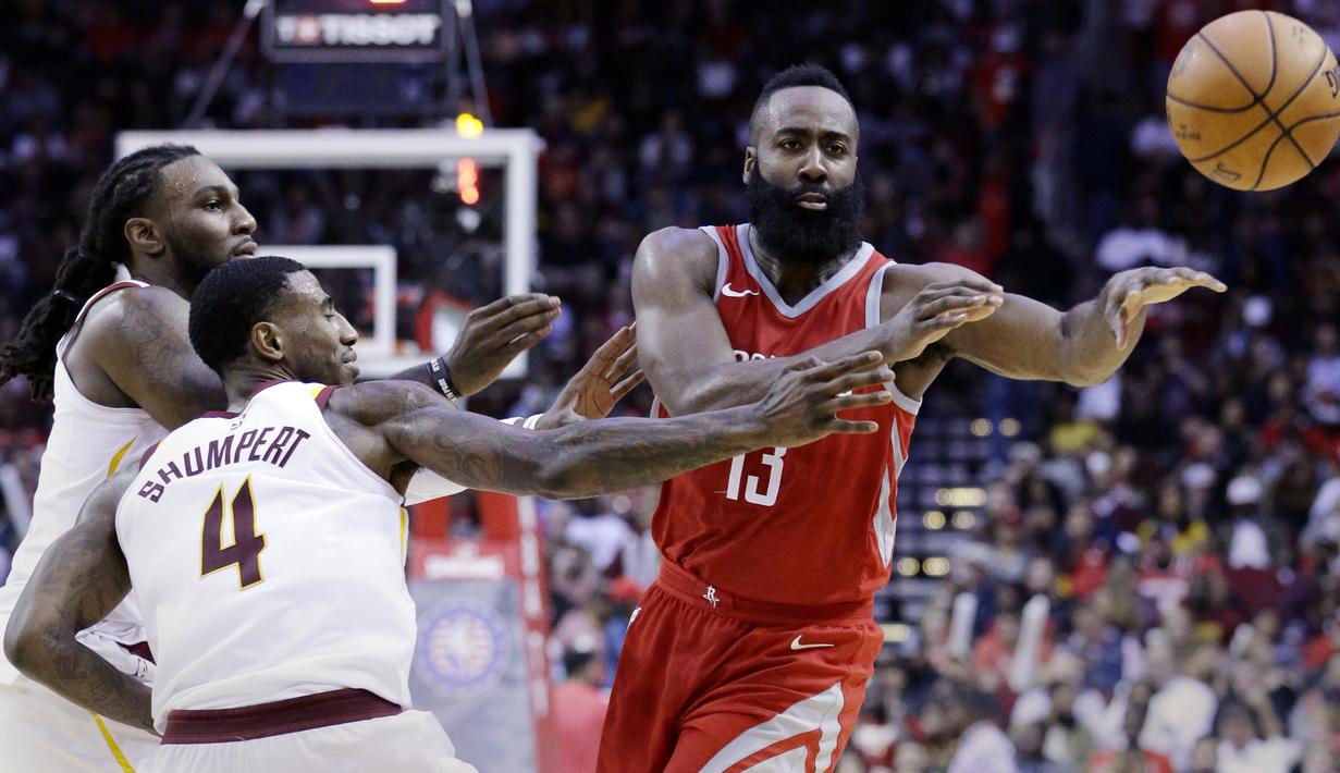Pemain Houston Rockets, James Harden (13) melepaskan umpan melewati adangan pemain Cavaliers pada laga NBA basketball game di Toyota Center, Houtson, (9/11/2017). Houtson menang  atas Cavs 117-113. (AP/Michael Wyke)