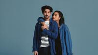 Putri Marino dan Reza Rahadian, pemain Layangan Putus, kompak pakai baju biru  (dok.Instagram/@putrimarino/https://www.instagram.com/p/CZvoNonvrmg/Komarudin)
