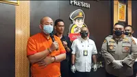 JT, pelaku penganiayaan perawat RS Siloam Sriwijaya Palembang Sumsel ditangkap tim Polrestabes Palembang dan ditetapkan sebagai tersangka penganiayaan dan perusakan (Liputan6.com / Nefri Inge)