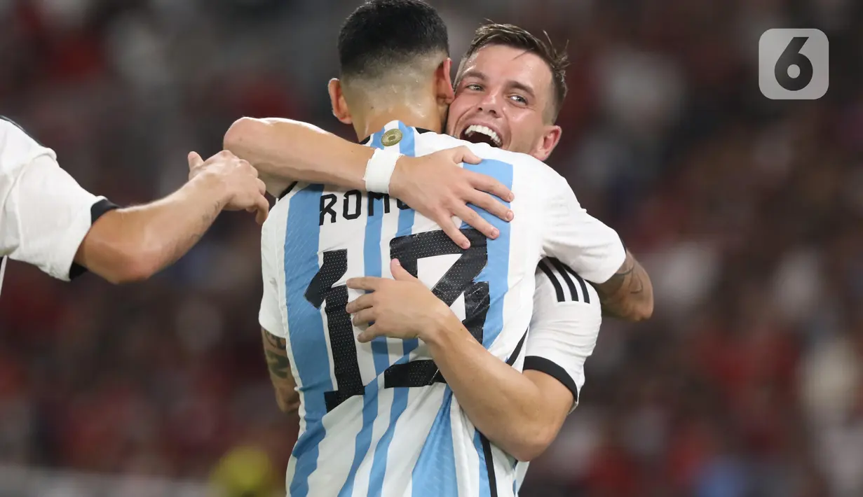 Kesulitan menembus pertahanan Indonesia, Argentina mencoba lewat tendangan jarak jauh. Usaha Leando Paredes pun gagal dihentikan Ernando Ari. Argentina unggul 1-0 di menit ke-38. Skor tidak berubah sampai turun minum. (Liputan6.com/Helmi Fithriansyah)