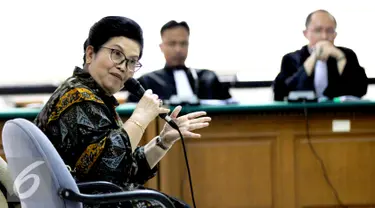 Eks Menkes, Siti Fadilah Supari menjadi saksi di persidangan kasus korupsi pengadaan alat kesehatan untuk penanganan wabah flu burung tahun 2006, Jakarta, Rabu (9/9/2015). Dalam kasus ini, Siti juga berstatus sebagai tersangka. (Liputan6.com/Helmi Afandi)