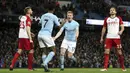 Pemain Manchester City, Kevin De Bruyne (kanan)  dan Raheem Sterling merayakan gol saat melawan West Bromwich Albion pada lanjutan Premier League di The Etihad Stadium, Manchester, (31/1/2018). Manchester City menang 3-0. (Martin Rickett/PA via AP)