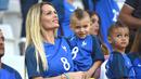 Ludivine Payet istri dari pemain Prancis, Dimitri Payet menanti laga piala Eropa 2016 di Stade Velodrome, Marseille (7/7/2016). (EPA/Peter Powell)
