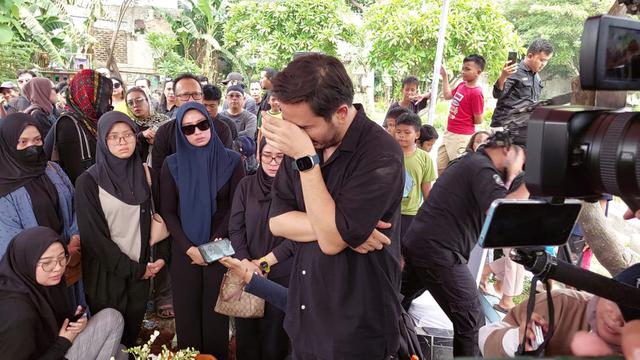 Jeje Govinda menangis di atas pusara mendiang ibunda tercinta