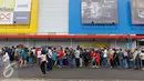 Ratusan orang rela mengantri untuk masuk saat pembukaan Megastore Courts, Tangerang Selatan, Sabtu (23/1/2016). Ritel terbesar di kawasan Asia ini menyediakan produk lokal dan internasional. (Liputan6.com/Fery Pradolo)