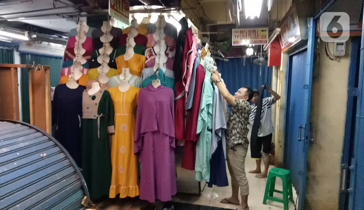 Pedagang merapikan tokonya usai banjir merendam Pasar Cipulir, Jakarta, Jumat (3/1/2020). Meski banjir telah surut, akitivitas jual beli di Pasar Cipulir masih belum kembali normal. (Liputan6.com/Angga Yuniar)