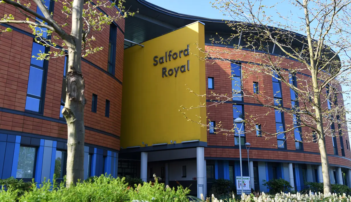 Suasana luar Rumah Sakit Salford Royal di Salford, Greater Manchester, Inggris (6/5). Dukungan terus mengalir untuk eks manajer MU Sir Alex Ferguson yang masih berjuang  setelah operasi pendarahan otak. (AFP Photo/Paul Ellis)