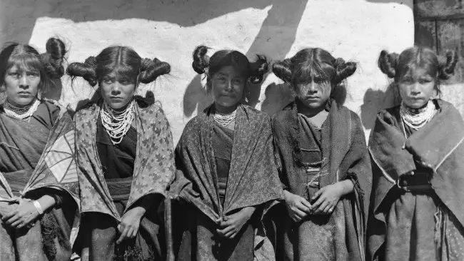 Ilustrasi anak-anak perempuan suku Hopi, pribumi Amerika. (Sumber Wikimedia Commons)