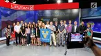 Mahasiswa Virginia University foto bersama saat berkunjung ke studio SCTV Tower, Jakarta, Rabu (29/5/2019). Kunjungan mahasiswa Virginia University ke SCTV tersebut untuk melihat bagaimana cara produksi sebuah program televisi dibuat. (Liputan6.com/Johan Tallo)