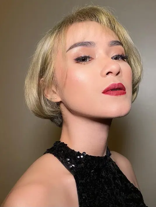 6 Potret Terbaru Dara The Virgin Pamer Rambut Pirang, Banjir Pujian  (Sumber: Instagram/darathevirgin)