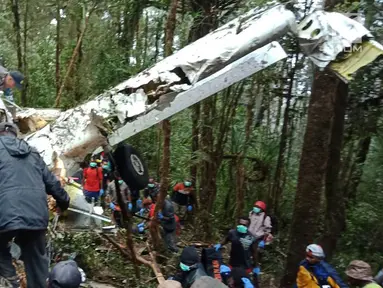 Pesawat Dimonim PK-HVQ yang sempat hilang kontak ditemukan di Kabupaten Pegunungan Bintang, Papua, Minggu (12/8). Dari sembilan penumpang, delapan ditemukan sudah meninggal dunia dan satu masih hidup. (Liputan6.com/HO/Humas Polda Papua)