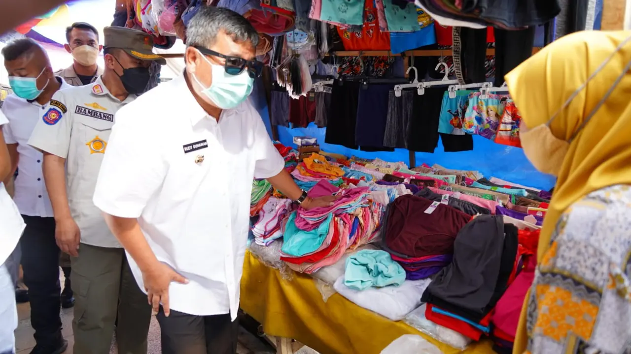 Bupati Garut Rudy Gunawan melakukan pengecekan jalur kawasan Pengkolan Garut yang biasa digunakan PKL berjualan selama Ramadan.