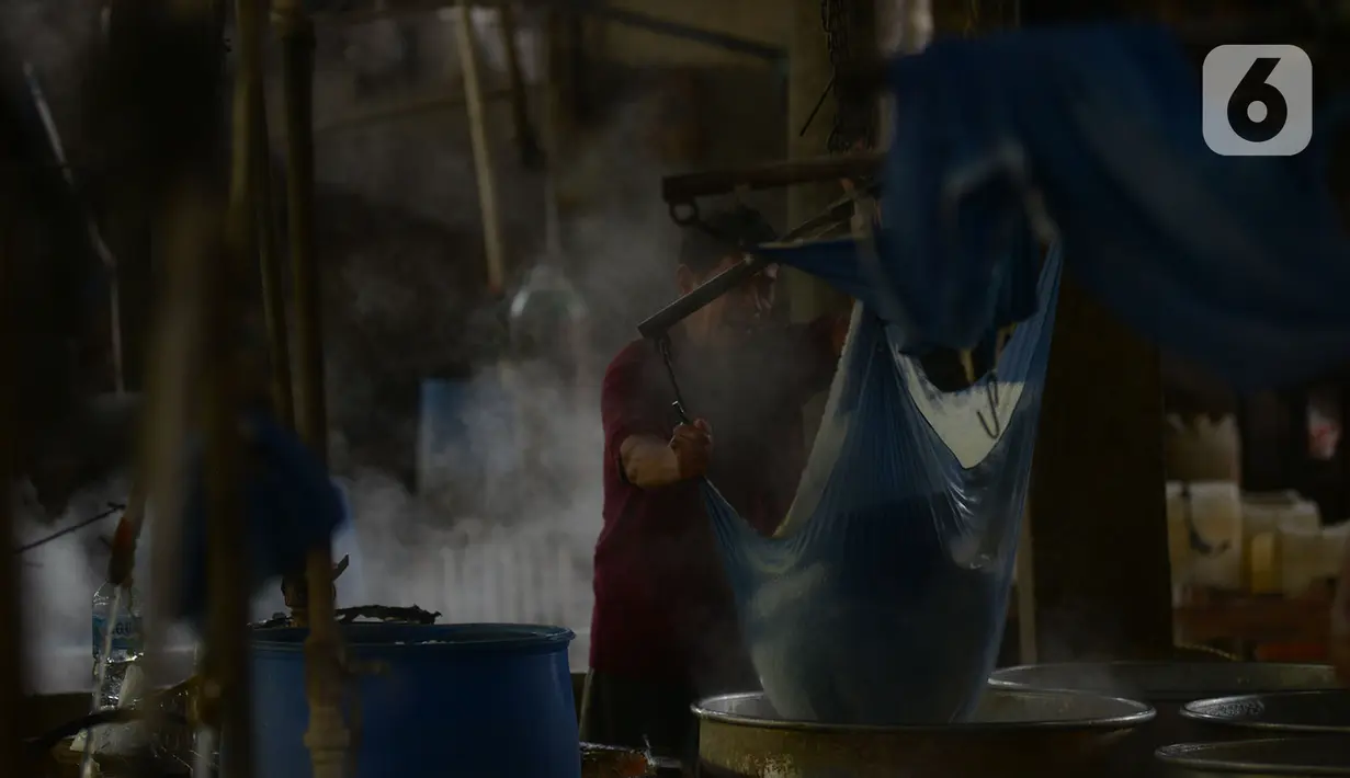 Pekerja menyaring ampas kedelai pada proses pembuatan tahu di industri rumahan, kawasan Duren Tiga, Jakarta, Selasa (15/9/2020). Pemerintah telah menggelontorkan anggaran sebesar Rp 692,2 triliun untuk program Pemulihan Ekonomi Nasional (PEN). (merdeka.com/Imam Buhori)