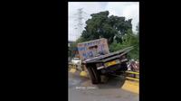 Hilang Kendali, Truk Tabrak Pembatas Jalan di Grogol Petamburan, Jakarta Barat. (Foto: Istimewa/IG warga.jakbar)