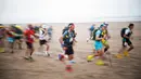 Peserta bersaing pada tahap kedua Half Marathon des Sables di Gurun Ica, Paracas, Peru, Selasa (3/12/2019). Selain kecepatan, para peserta juga diuji ketangguhannya dalam bertahan hidup. (Martin BUREAU/AFP)