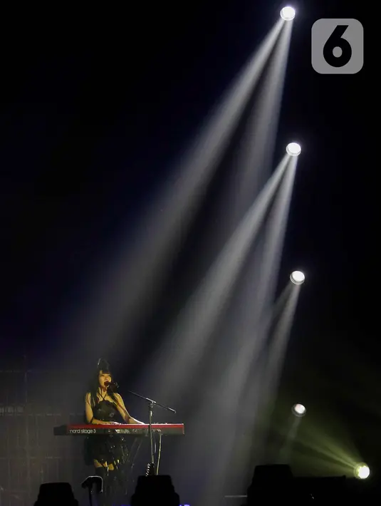 Konser tunggal ini juga menjadi sebuah retrospektif bagi Isyana Sarasvati dalam perjalanan panjangnya dalam dunia musik. (Liputan6.com/Herman Zakharia)