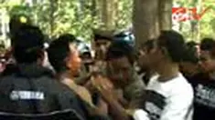 Kericuhan mewarnai pertunjukan dangdut untuk mengisi liburan di Blora, Jateng. Penonton yang terlibat perkelahian dijadikan bulan-bulanan oleh polisi. 