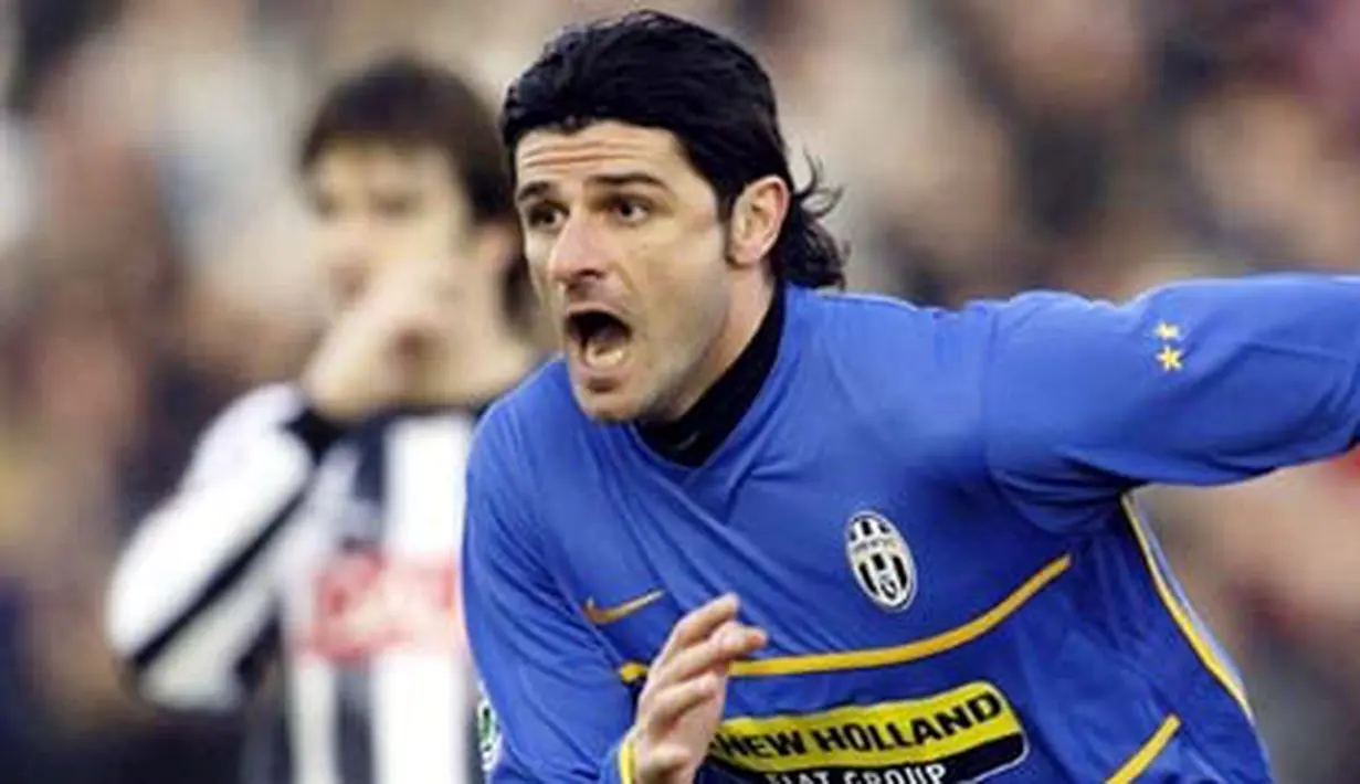 Juventus' striker Vincenzo Iaquinta celebrates after scoring during their Italian serie A football match against Udinese at Udine stadium on February 10, 2008. AFP PHOTO/ Luigi BERTELLO
