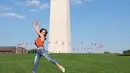 Antusias Vicky Shu ketika mengunjungi salah satu bangunan bersejarah Amerika, Monumen Washington. (via instagram/@vickyshu)