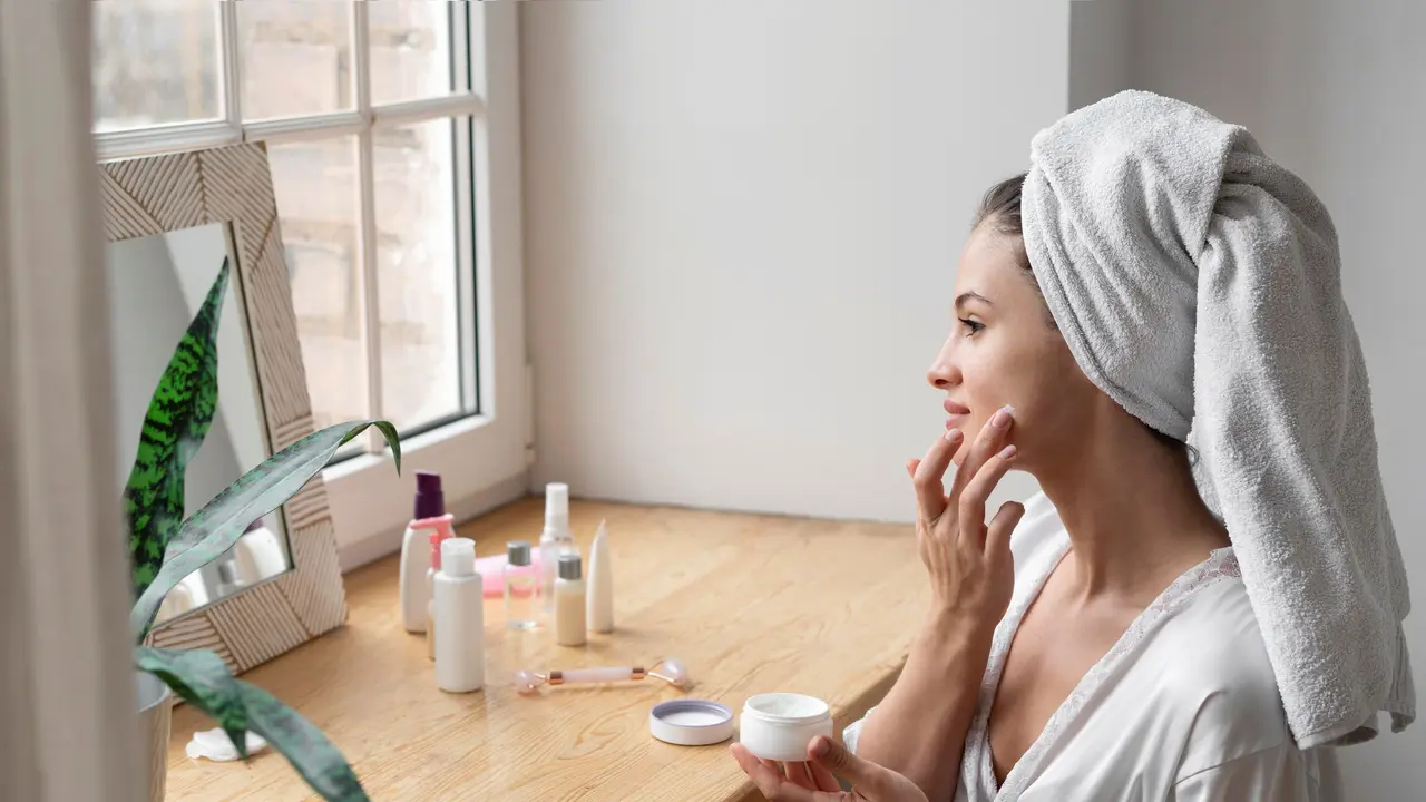 Tips Aplikasi Skincare Routine Fokus Mengurangi Reaktivitas Kulit agar Tetap Calm dan Seimbang