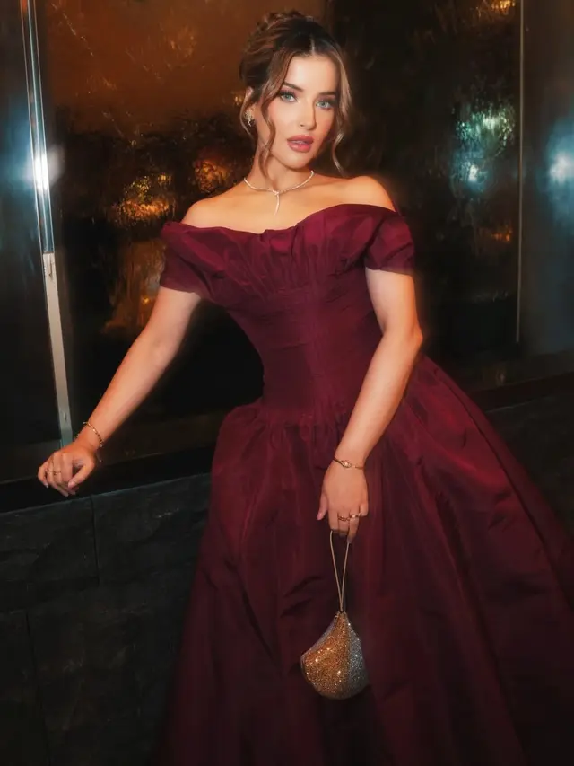 Tasya Farasya saat red carpet di The Devil Wears Prada 2 Tokyo pake gaun merah dengan Bvlgari. [@tasyafarasya]