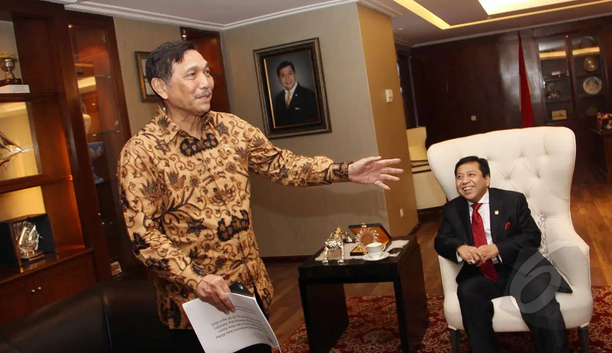 Kepala Staf Kepresidenan, Luhut Binsar Pandjaitan (kiri) berbincang dengan Ketua DPR RI Setya Novanto, Jakarta (2/4/2015). Kedatangan Luhut dalam rangka berkordinasi terkait pelaksanaan dan peringatan KAA ke-60 di Bandung. (Liputan6.com/Helmi Afandi)
