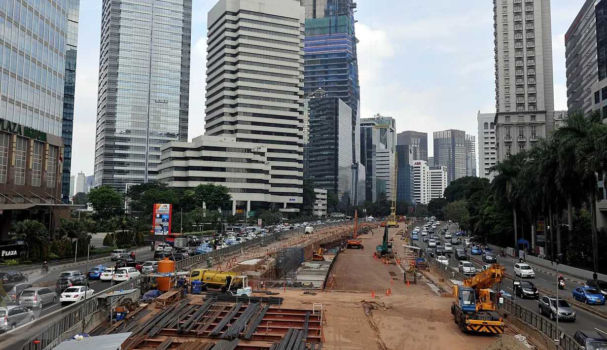 Aktivitas para pekerja saat menyelesaikan pembangunan Mass Rapid Transit (MRT), di Jakarta, Kamis (18/6/2015). Meski memasuki bulan Ramadan, pengerjaan MRT tetap berjalan dan ditargetkan selesai pada 2018. (Liputan6.com/Johan Tallo)