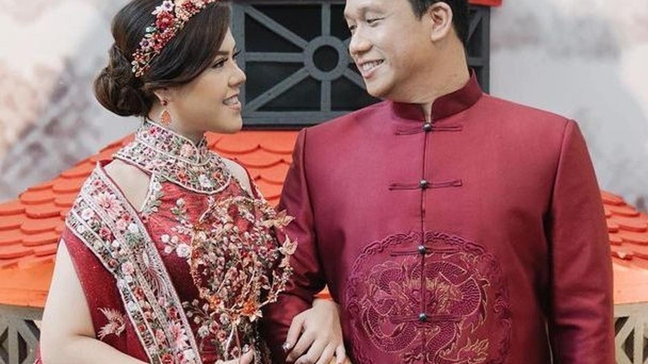 Jarang pamer kekasih, wajah calon suami Tina Toon ini pun langsung mencuri perhatian publik. Keduanya terlihat romantis saat berfoto bergandengan dan saling menatap.