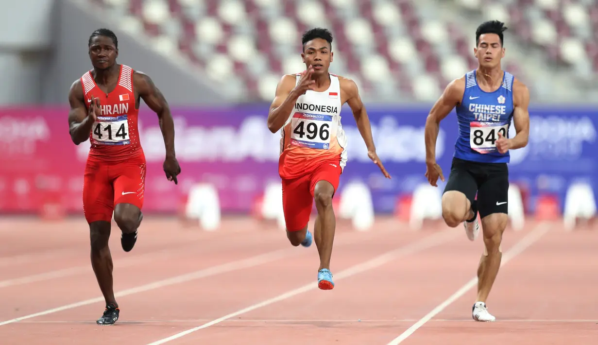 Sprinter Indonesia, Lalu Muhammad Zohri (tengah) beradu kecepatan saat kategori 100 meter pada Kejuaraan Atletik Asia di Doha, Qatar, Senin (22/4). Zohri merebut medali perak dengan waktu 10,13 detik yang juga memecahkan rekor pelari tercepat Asia Tenggara, Suryo Agung. (REUTERS/Ibraheem Al Omari)