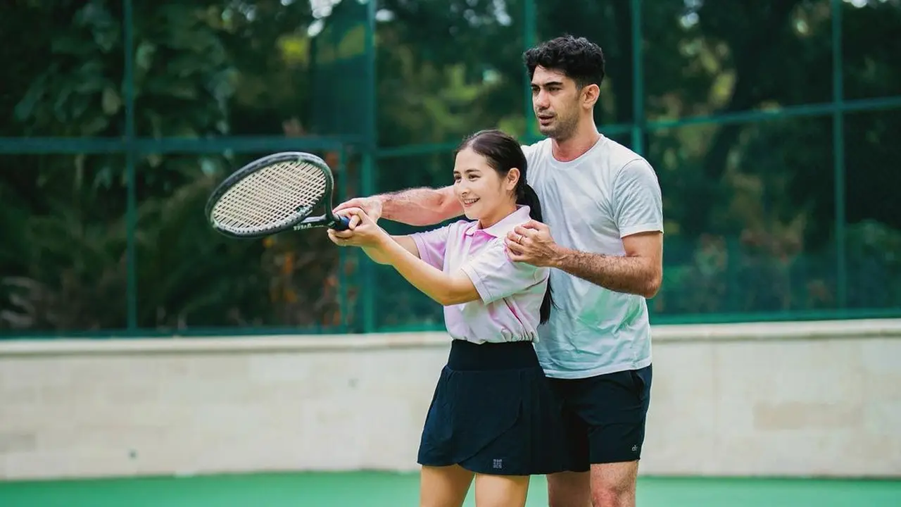 Prilly Latuconsina Diajari Tenis Reza Rahadian