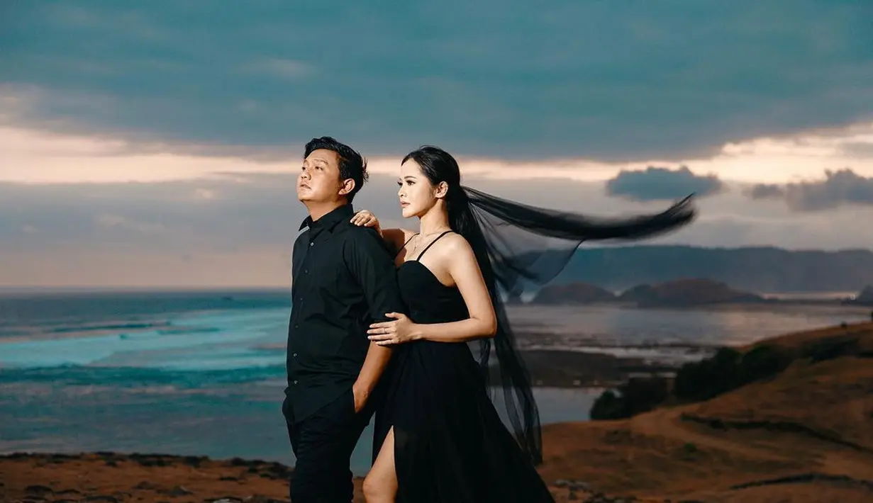 Konsep elegan diusung keduanya saat menjalani pemotretan di pantai. Keduanya pun tampil serasi dengan outfit serba hitam. [Instagram/bellabonita_r.a]