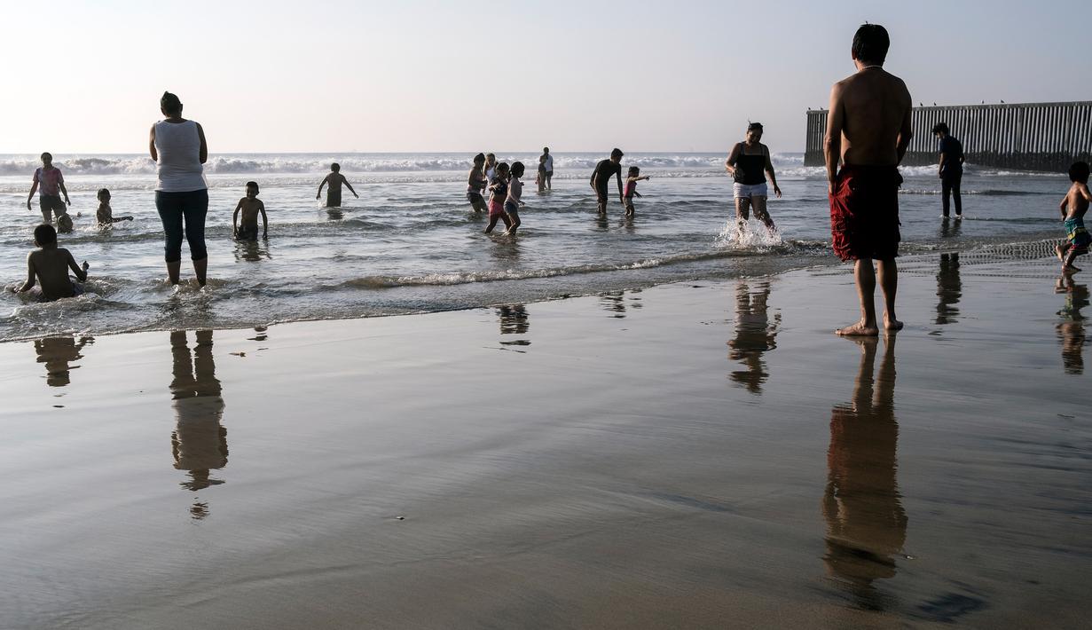  FOTO  Berakhir Pekan di  Pantai  Tijuana Meksiko Usai 
