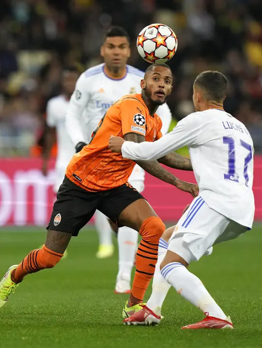 Pemain Shakhtar Donetsk (kiri) berebut bola dengan pemain Real Madrid Lucas Vazquez pada pertandingan grup D Liga Champions di Stadion Olympiyskiy, Kyiv, Ukraina, Selasa (19/10/2021). Real Madrid menang 5-0. (AP Photo/Efrem Lukatsky)