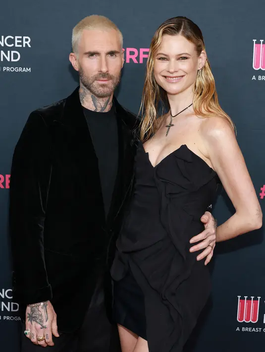 Di acara ini Levine mengenakan setelan beludru hitam necis. Mereka memamerkan kasih sayang satu sama lain di karpet merah acara tersebut. (Matt Winkelmeyer/Getty Images/AFP)