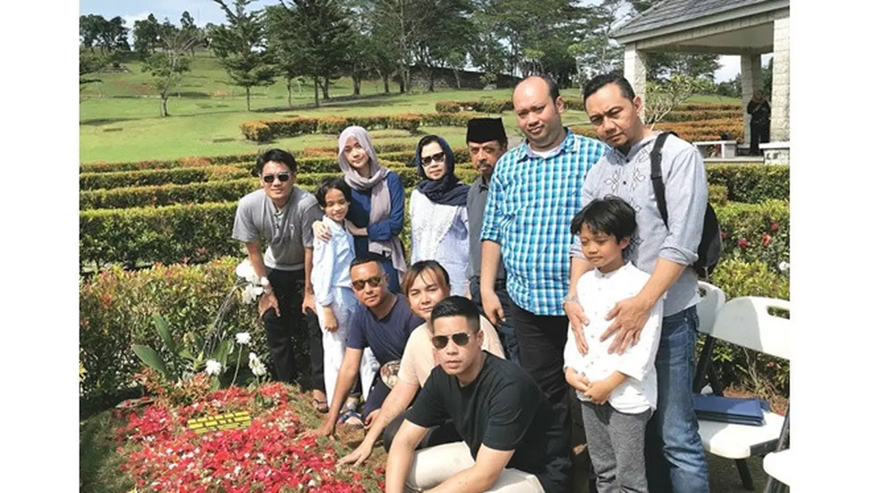 6 Momen Keluarga Bunga Citra Lestari Ziarah ke Makam Ashraf, Terlihat Tegar
