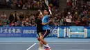 Petenis Nomor Satu Dunia Novak Djokovic menari bersama Voulentir pada acara Charity China Open tennis tournament di Beijing, Sabtu (03/10/2015).  AFP Photo / Greg Baker