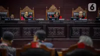 Ketua Majelis Hakim Konstitusi (MK) Arief Hidayat memimpin sidang uji materi UU KPK di Gedung MK, Jakarta, Senin (2/12/2019). Sebelumnya, lima mantan pimpinan KPK, Agus Rahardjo, Laode Muhamad Syarif, Saut Situmorang, Muhammad Jasin, dan Erry Riyana menjadi pemohon. (Liputan6.com/Faizal Fanani)