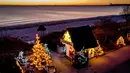 Pohon Natal dan Sinterklas menghiasi pintu masuk pantai di Haffkrug, Jerman utara, Senin (20/12/2021). (AP Photo/Michael Probst)