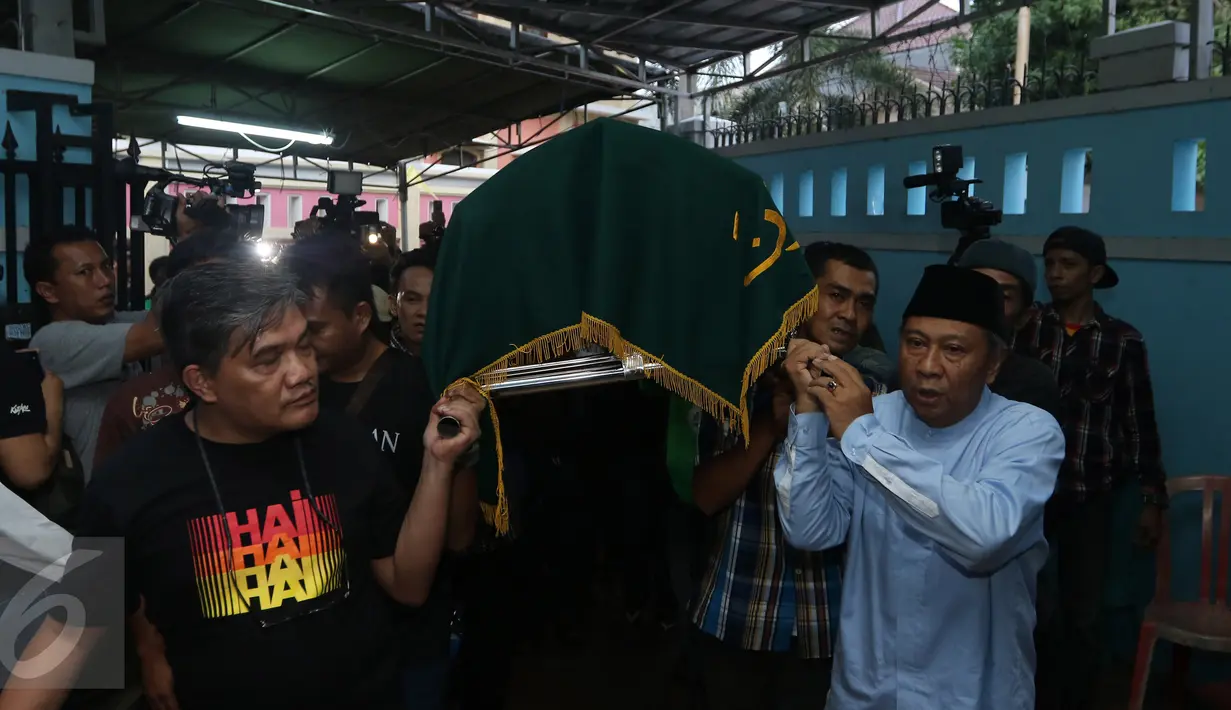 Jenazah Budi Anduk dibawa untuk disalatkan, Bekasi, Senin (11/1/2016). Komedian kelahiran 8 Februari 1968 itu menghembuskan nafas terakhir pada usia 47 tahun di Rumah Sakit Dharmais, Jakarta. (Liputan6.com/Herman Zakharia)