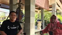 Orangtua almarhum Haringga Sirla, Siloam Tumangkeng (ayah) dan Mirah, di Bali. (Bola.com/Benekdiktus Gerendo Pradigdo)